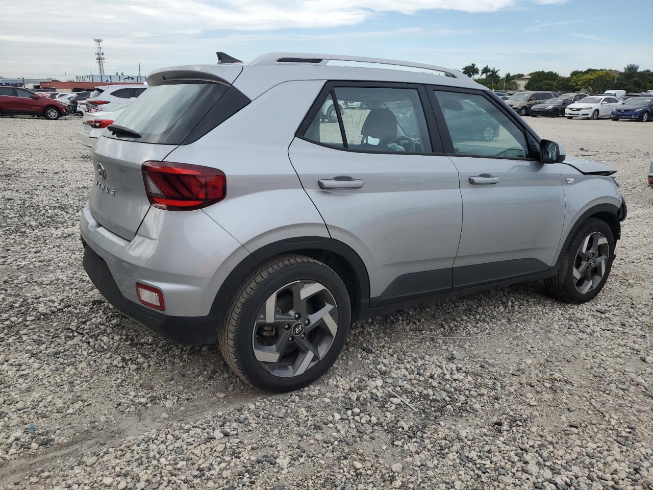 Image 3 of 2022 HYUNDAI VENUE SEL 2022 with VIN KMHRC8A38NU164338