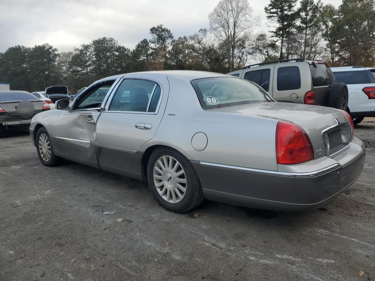 Obraz 2 z 2004 LINCOLN TOWN CAR ULTIMATE 2004 z VIN 1LNHM83W84Y671330