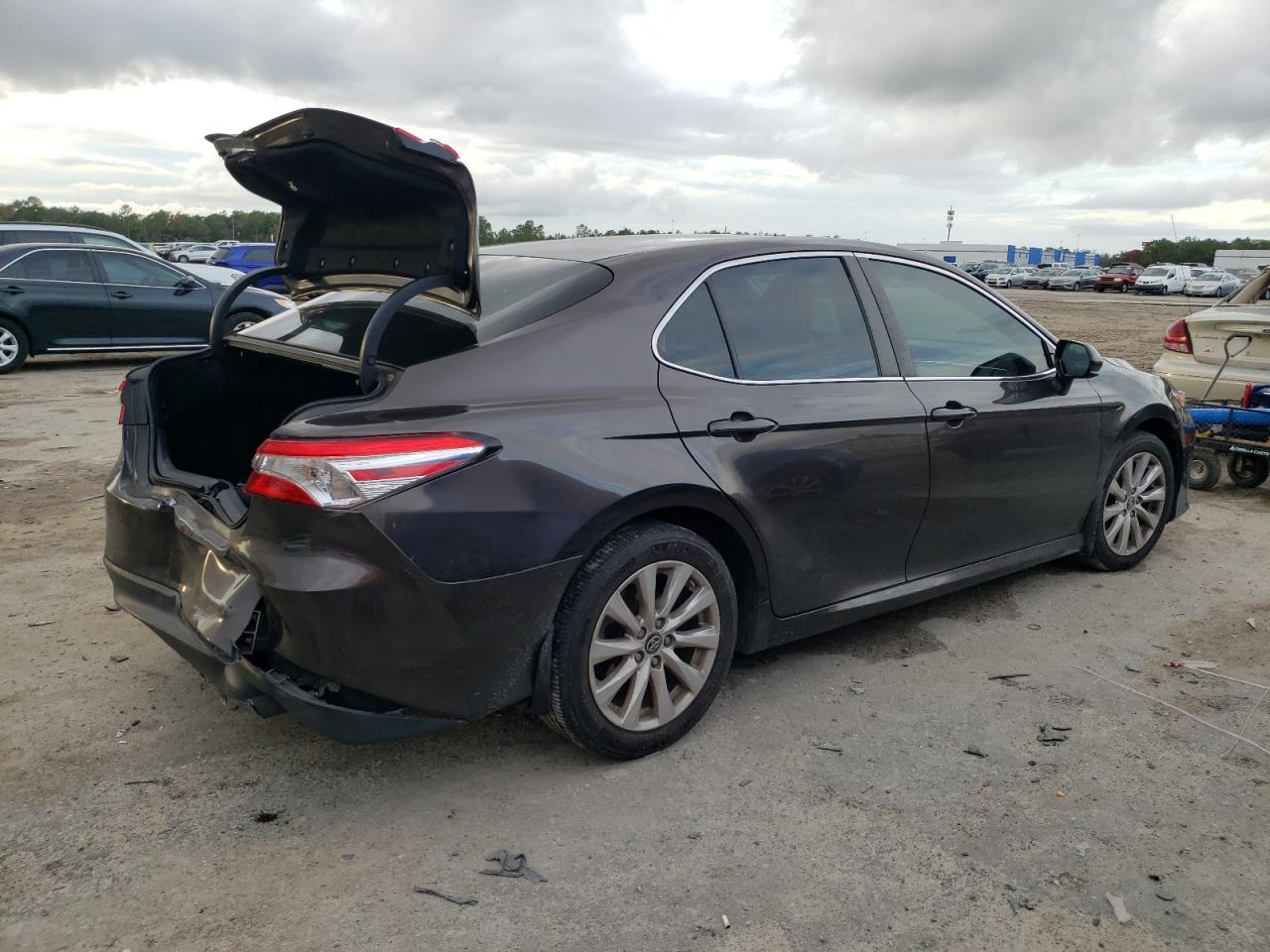 Obraz 3 z 2018 TOYOTA CAMRY L 2018 z VIN 4T1B11HK6JU503734