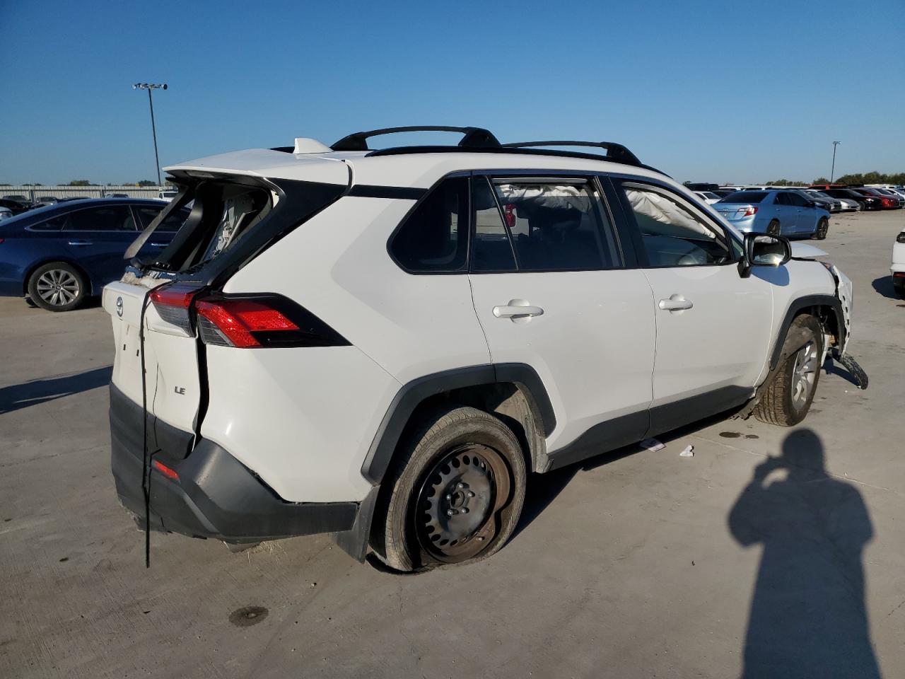 Image 3 of 2019 TOYOTA RAV4 LE 2019 with VIN JTMH1RFV4KD511908