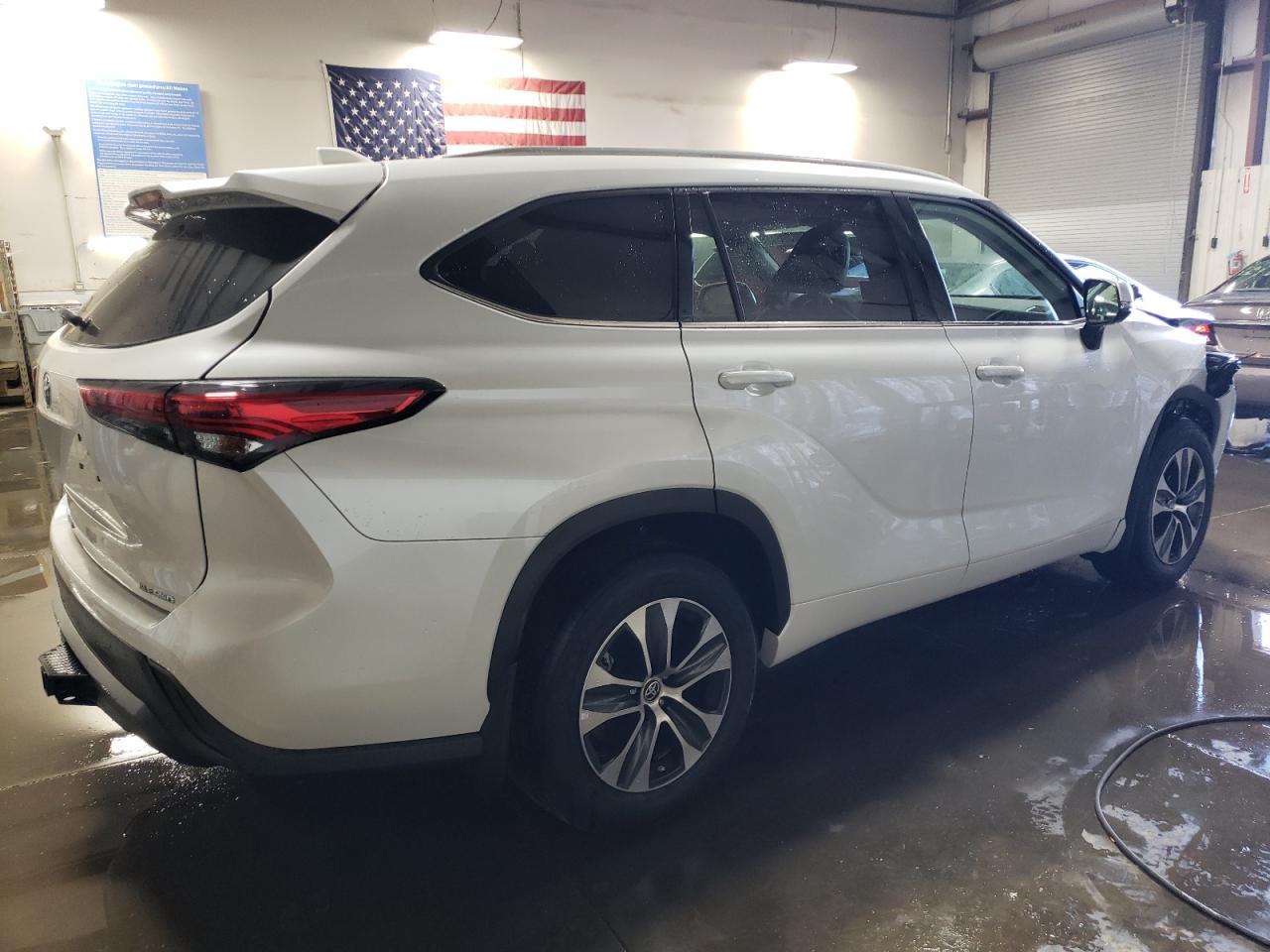 Изображение 3 2022 TOYOTA HIGHLANDER XLE 2022 с VIN 5TDHZRBH4NS560530