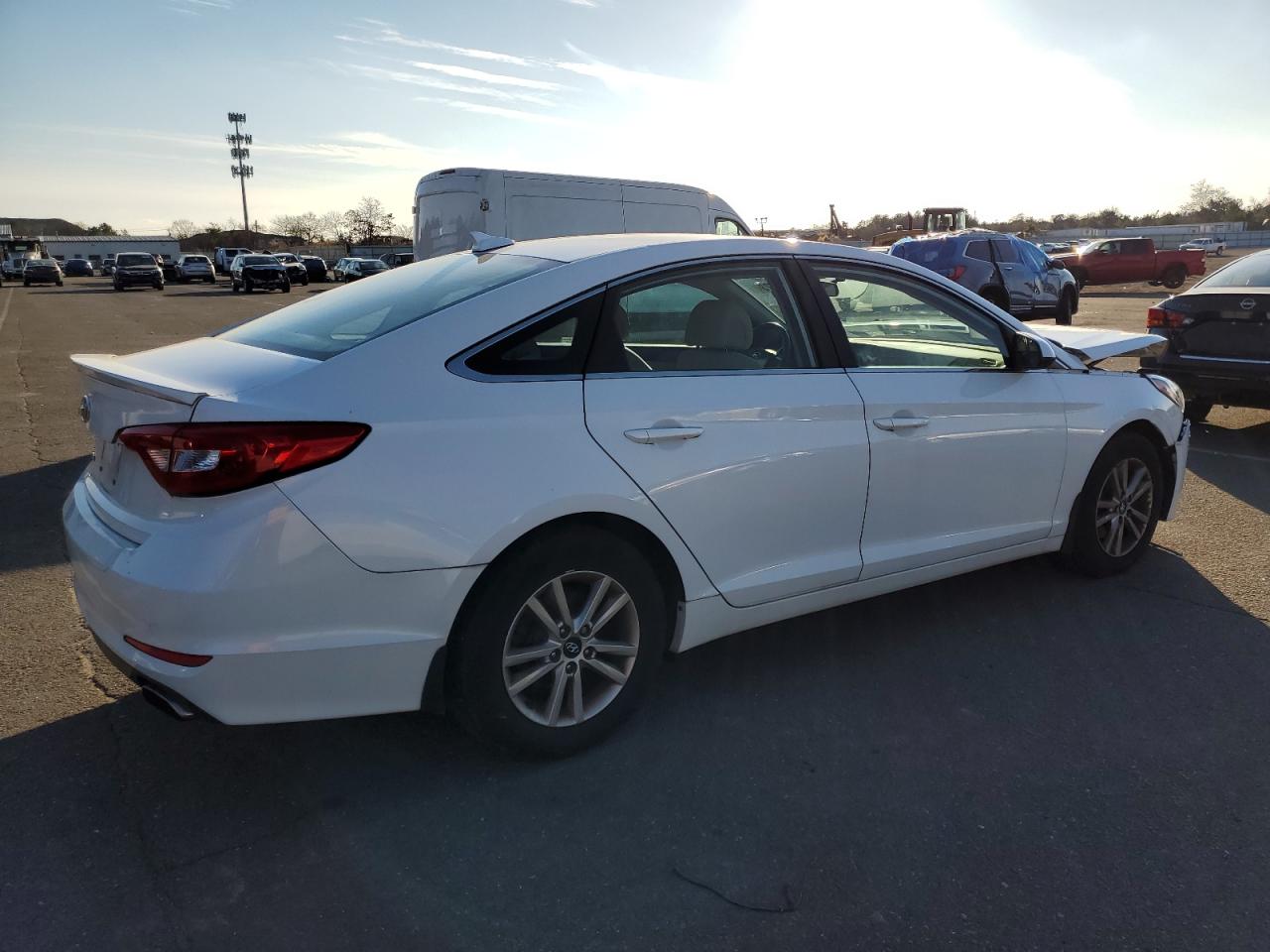 Obraz 3 z 2015 HYUNDAI SONATA SE 2015 z VIN 5NPE24AF2FH147409