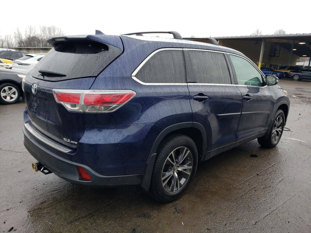 Image 3 of 2016 TOYOTA HIGHLANDER XLE 2016 with VIN 5TDJKRFH1GS333492