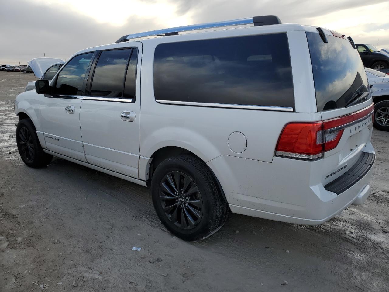 Image 2 of 2015 LINCOLN NAVIGATOR L 2015 with VIN 5LMJJ3HT3FEJ00924