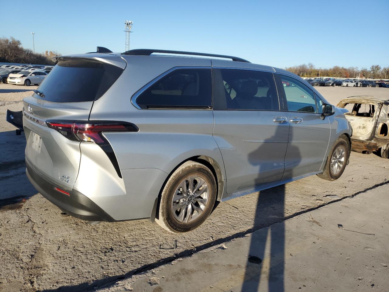 Image 3 of 2023 TOYOTA SIENNA XLE 2023 with VIN 5TDYRKECXPS142435