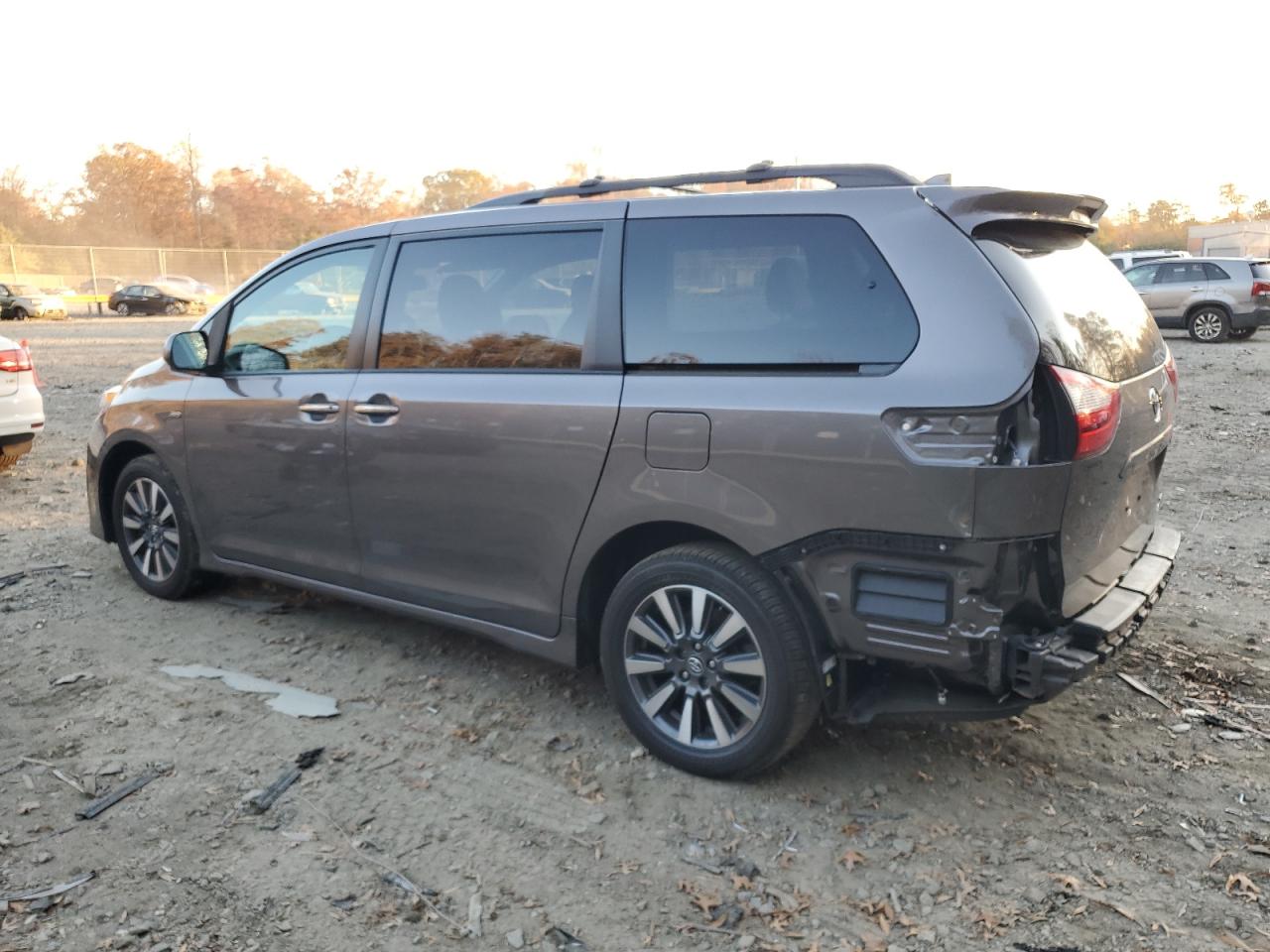 Image 2 of 2018 TOYOTA SIENNA XLE 2018 with VIN 5TDDZ3DC0JS199286