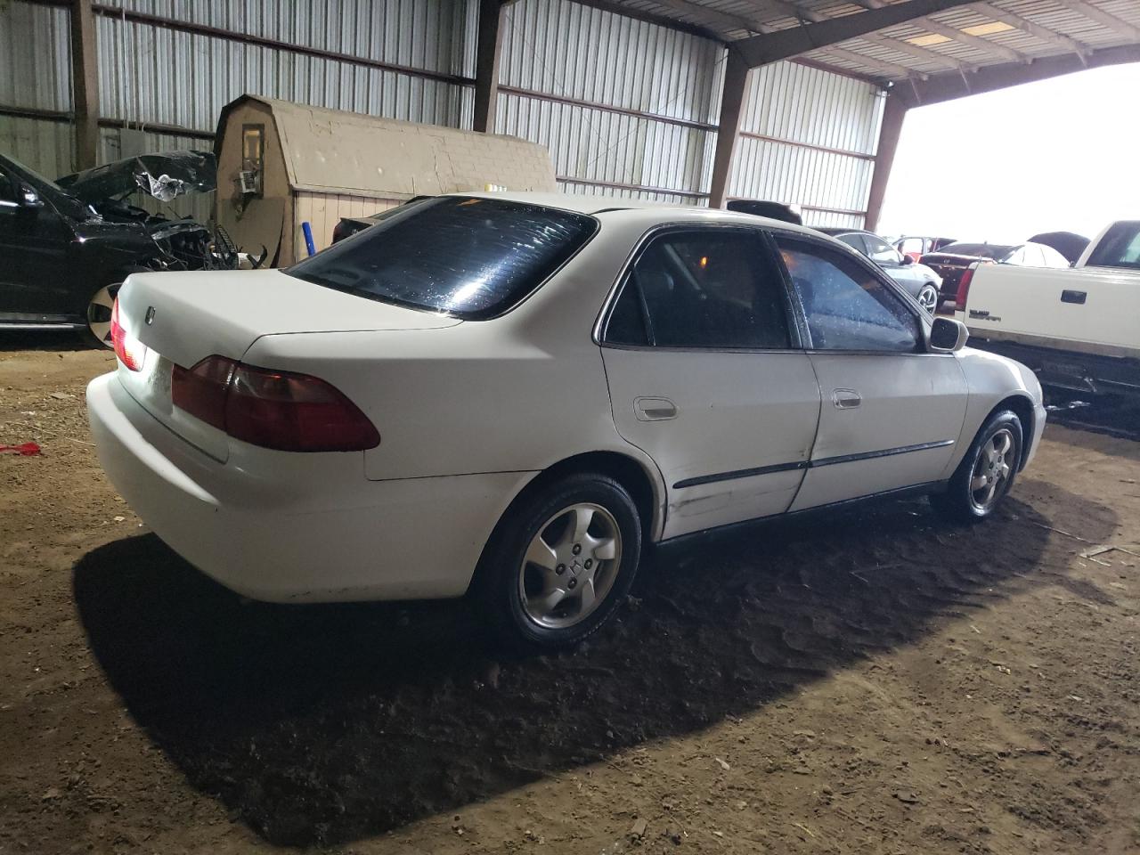 Image 3 of 2000 HONDA ACCORD LX 2000 with VIN 1HGCG5548YA051030