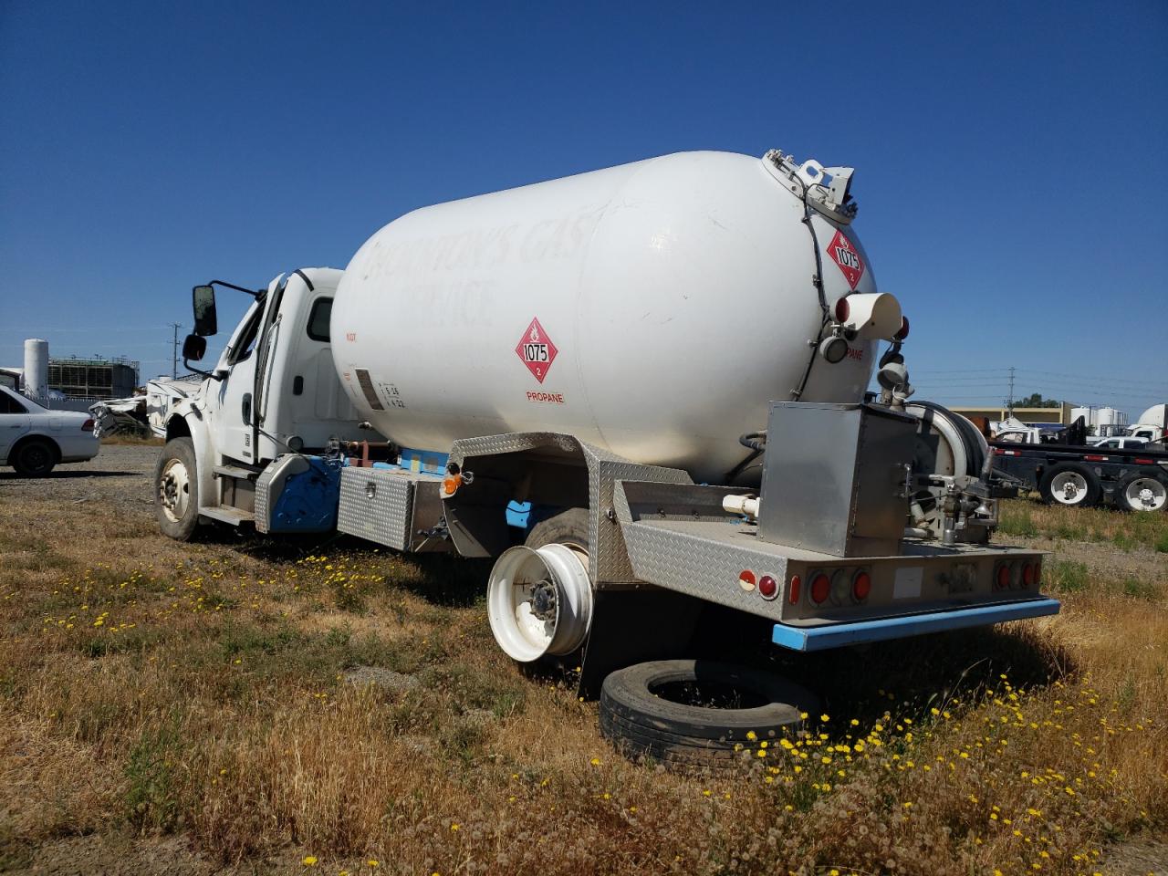 Image 2 of 2011 FREIGHTLINER M2 106 MEDIUM DUTY 2011 with VIN 1FVACXDT2BDBB0796
