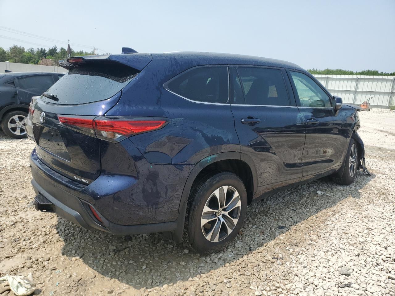 Obraz 3 z 2022 TOYOTA HIGHLANDER XLE 2022 z VIN 5TDGZRBH6NS247507