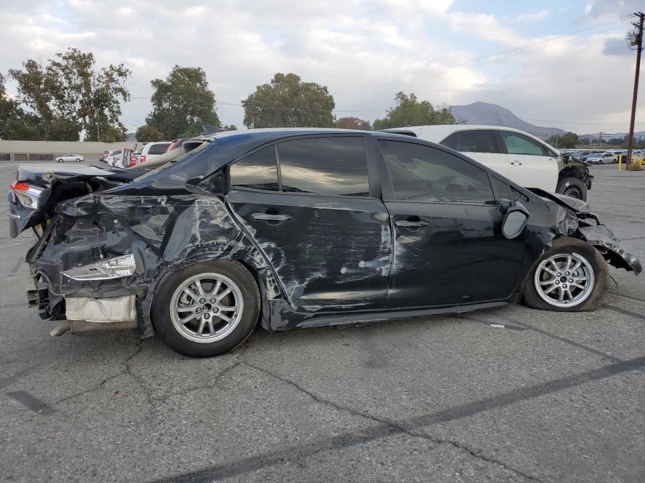 Obraz 3 z 2022 TOYOTA COROLLA LE 2022 z VIN JTDEAMDE6NJ058468