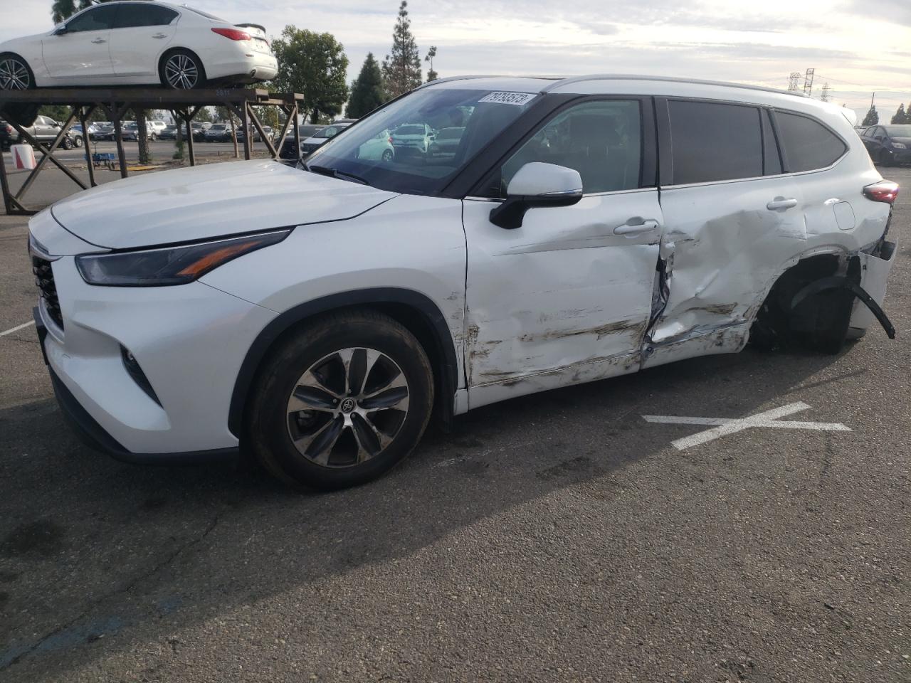 Изображение 2022 TOYOTA HIGHLANDER XLE 2022