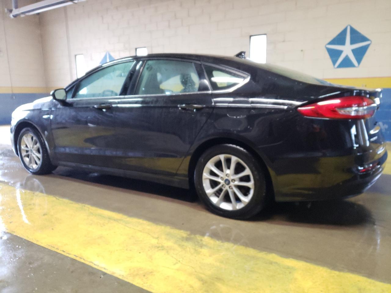 Image 2 of 2019 FORD FUSION SE 2019 with VIN 3FA6P0H70KR123328