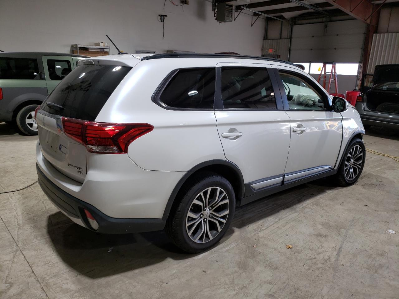 Изображение 3 2016 MITSUBISHI OUTLANDER SE 2016 с VIN JA4AD3A33GZ006023