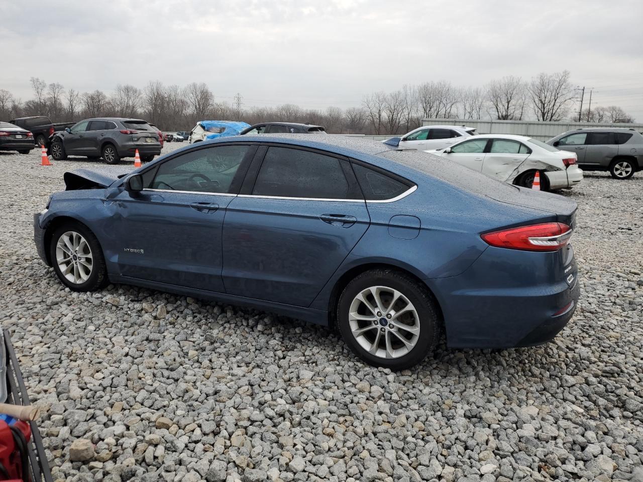 Image 2 of 2019 FORD FUSION SE 2019 with VIN 3FA6P0LU2KR214856