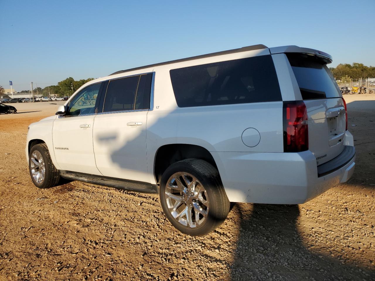 Obraz 2 z 2017 CHEVROLET SUBURBAN C1500 LT 2017 z VIN 1GNSCHKC8HR267794