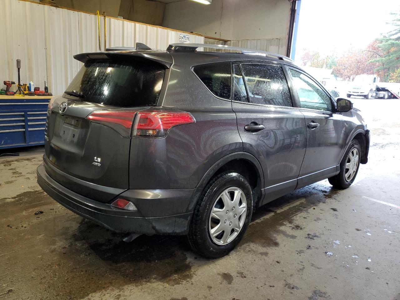 Obraz 3 z 2018 TOYOTA RAV4 LE 2018 z VIN JTMBFREV9JJ729805