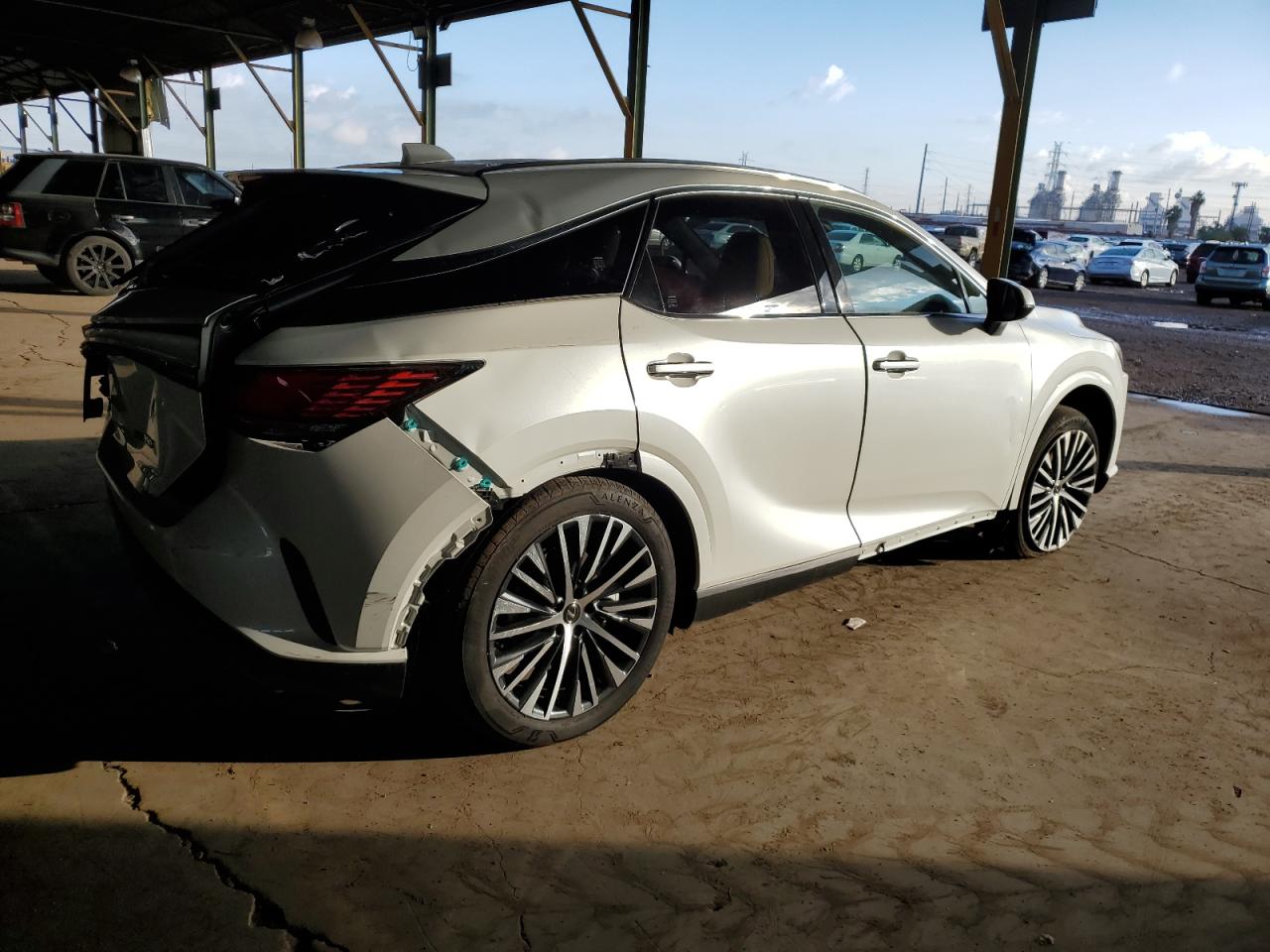 Obraz 3 z 2023 LEXUS RX 350 PREMIUM 2023 z VIN JTJCHMAA1P2000931