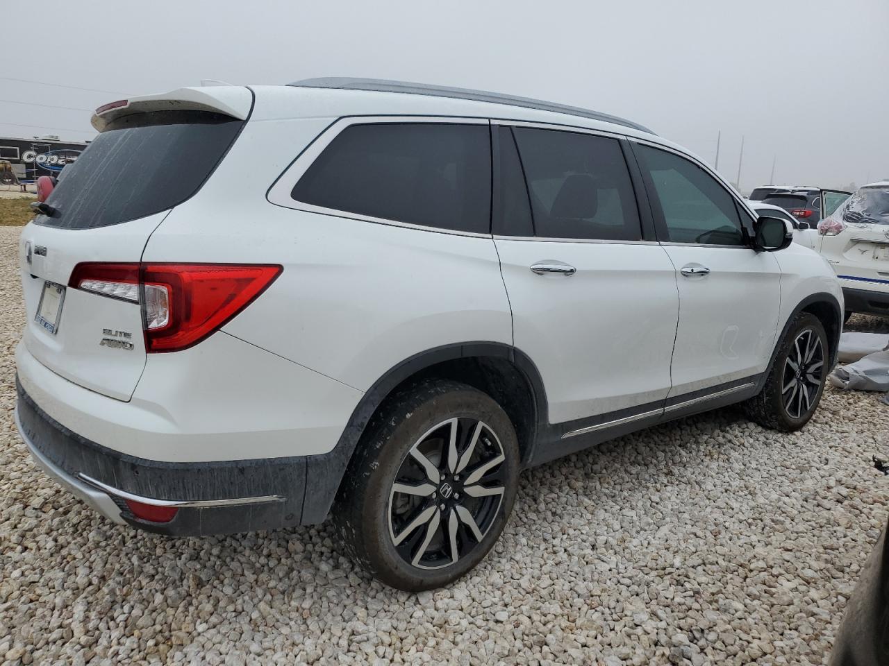 Image 3 of 2022 HONDA PILOT ELITE 2022 with VIN 5FNYF6H00NB067201