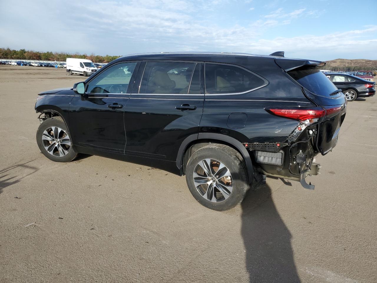 Image 2 of 2021 TOYOTA HIGHLANDER XLE 2021 with VIN 5TDGZRBHXMS116840