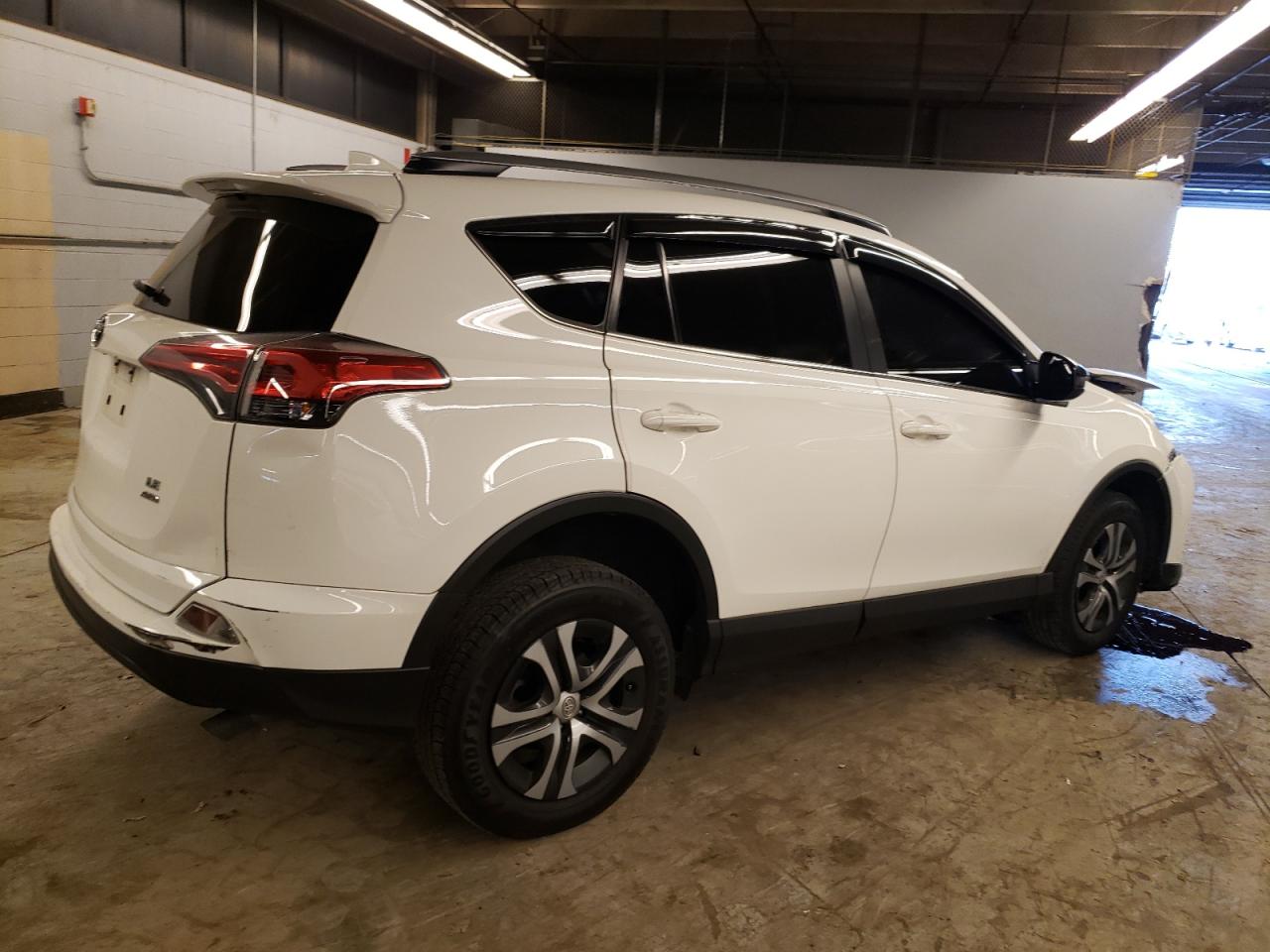 Obraz 3 z 2017 TOYOTA RAV4 LE 2017 z VIN JTMBFREV7HJ714293