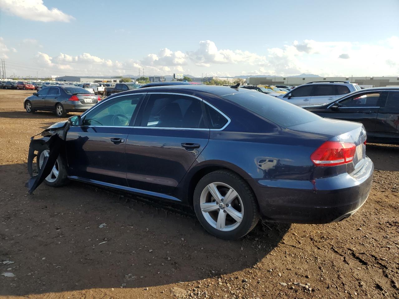 Obraz 2 z 2013 VOLKSWAGEN PASSAT SE 2013 z VIN 1VWBP7A37DC114102