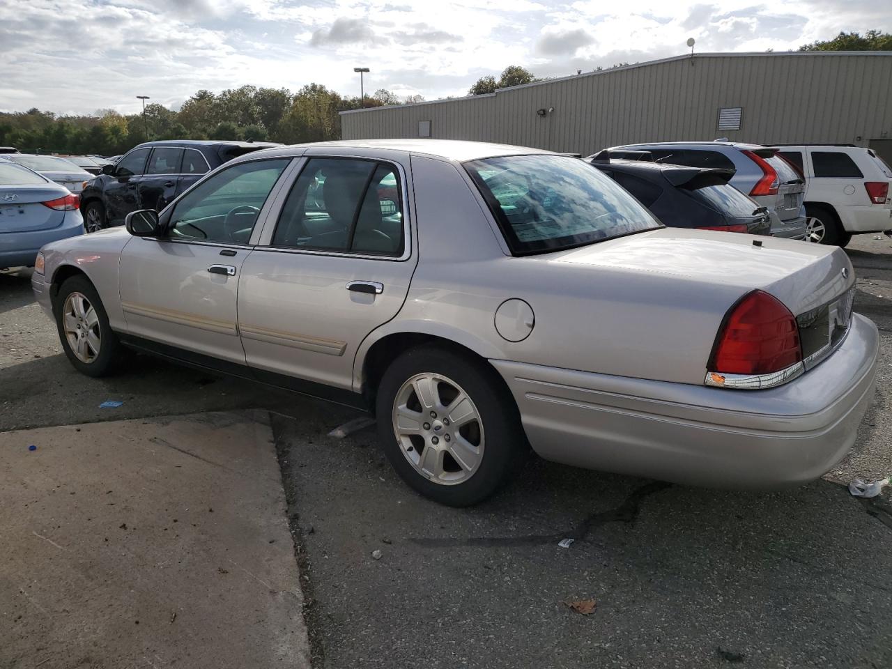 Изображение 2 2011 FORD CROWN VICTORIA LX 2011 с VIN 2FABP7EVXBX170796