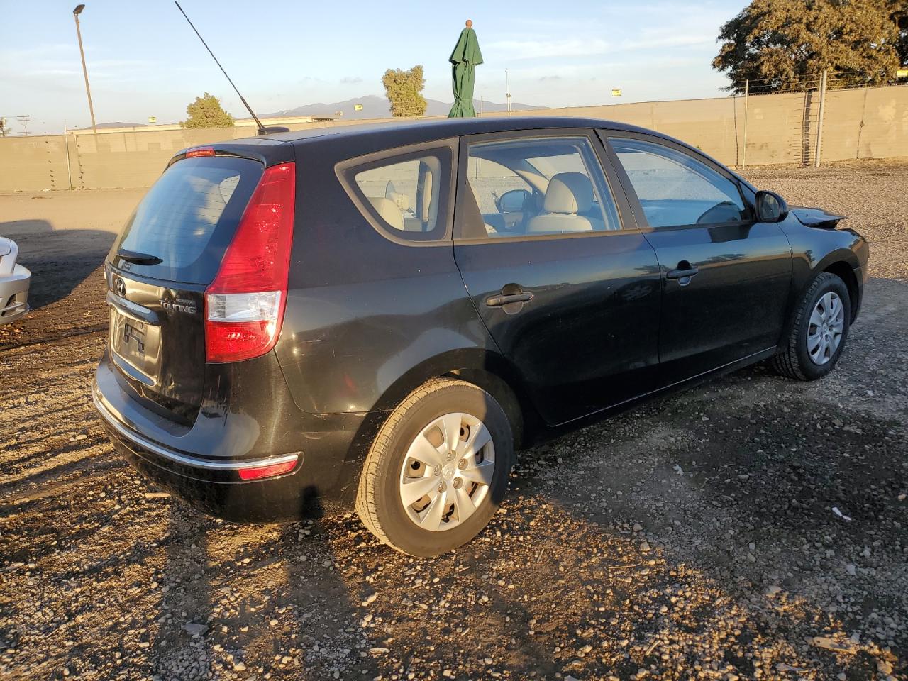 Изображение 3 2011 HYUNDAI ELANTRA TOURING GLS 2011 с VIN KMHDB8AE8BU092650