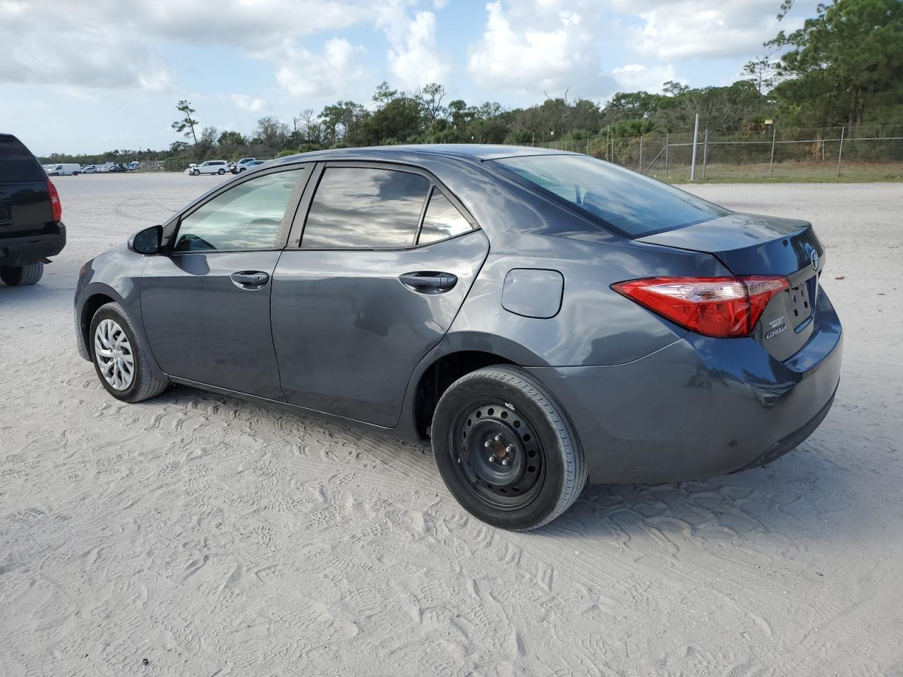 Изображение 2 2018 TOYOTA COROLLA L 2018 с VIN 5YFBURHE5JP852997