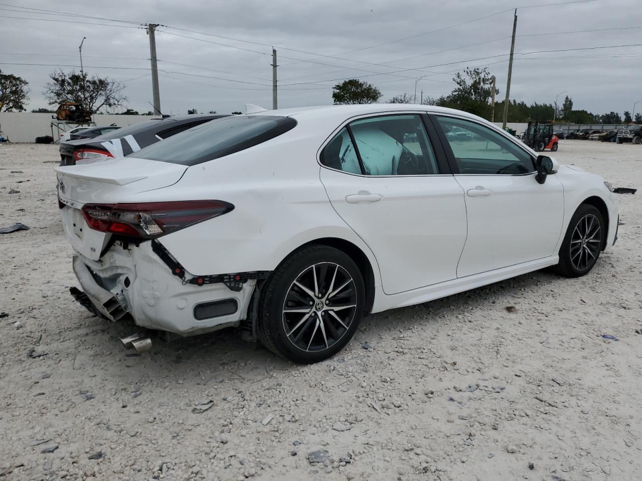 Image 3 of 2022 TOYOTA CAMRY SE 2022 with VIN 4T1G11AK3NU059170