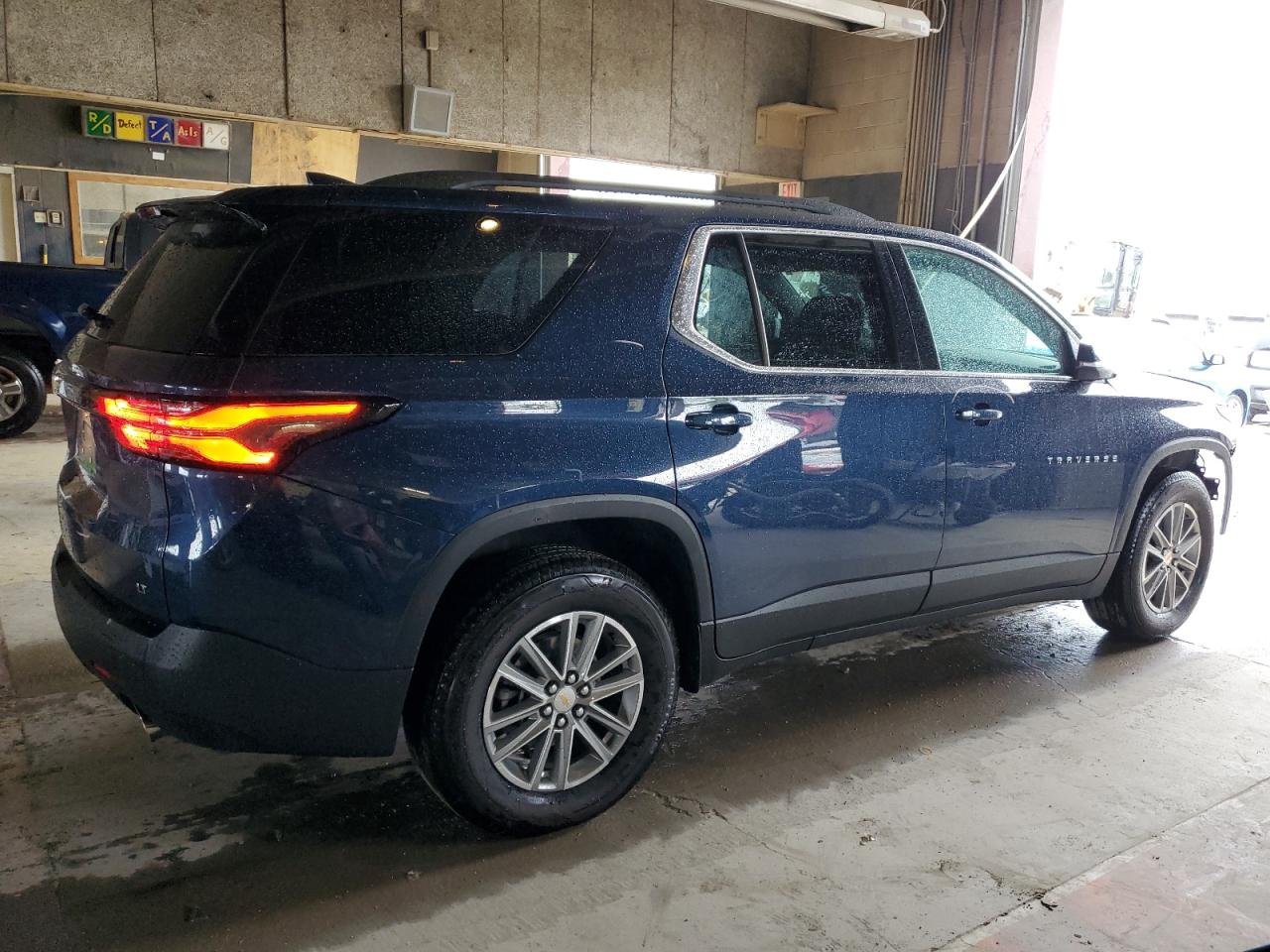 Изображение 3 2023 CHEVROLET TRAVERSE LT 2023 с VIN 1GNEVGKW2PJ204957