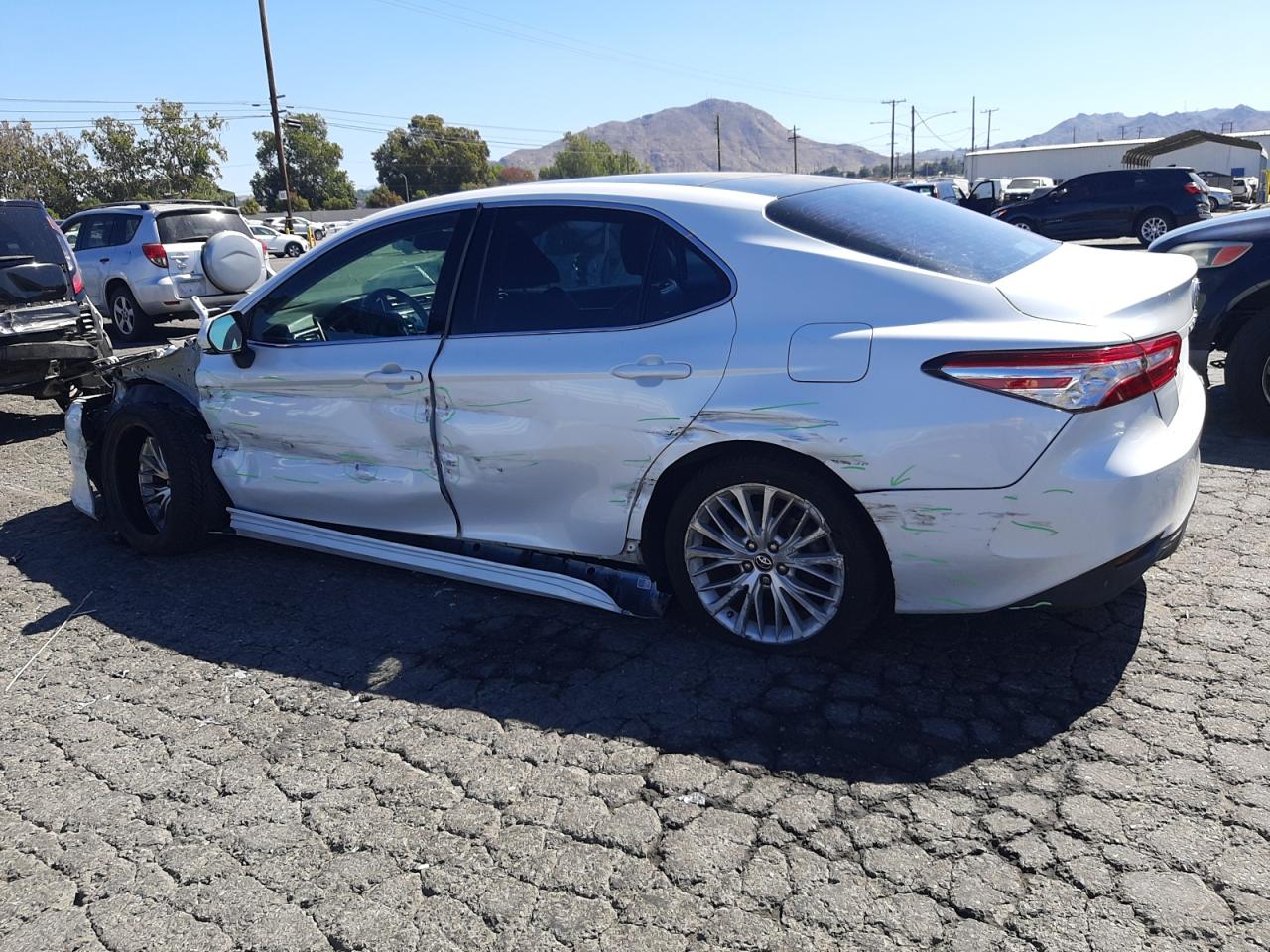 Obraz 2 z 2018 TOYOTA CAMRY L 2018 z VIN 4T1B11HK9JU650856