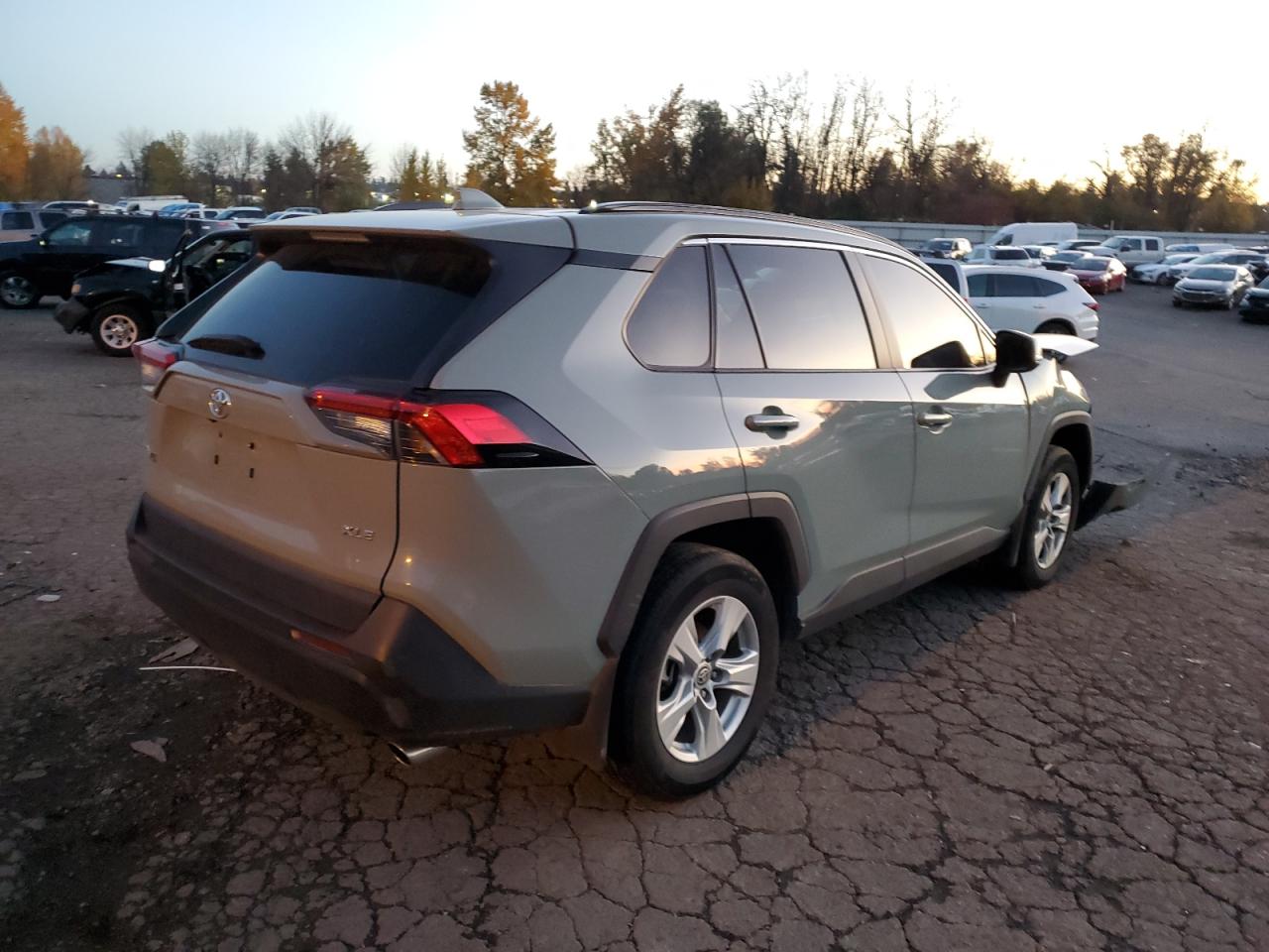 Изображение 3 2021 TOYOTA RAV4 XLE 2021 с VIN 2T3W1RFVXMW173928