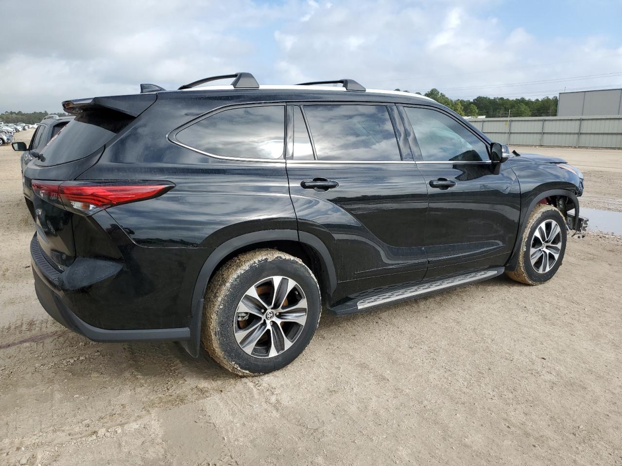 Image 3 of 2022 TOYOTA HIGHLANDER XLE 2022 with VIN 5TDGZRAH5NS141647
