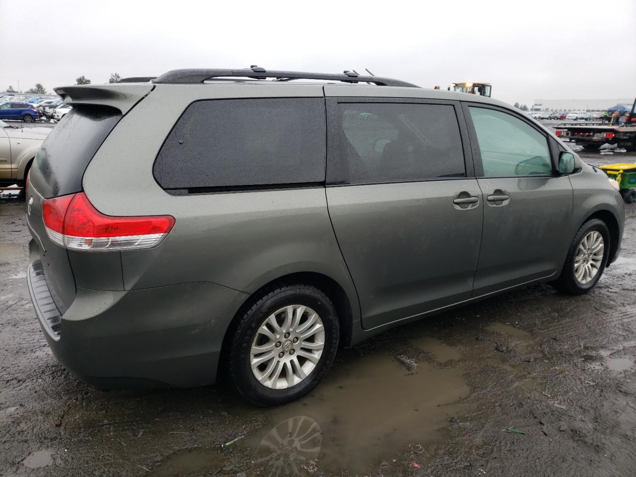 Image 3 of 2011 TOYOTA SIENNA XLE 2011 with VIN 5TDYK3DC0BS108475