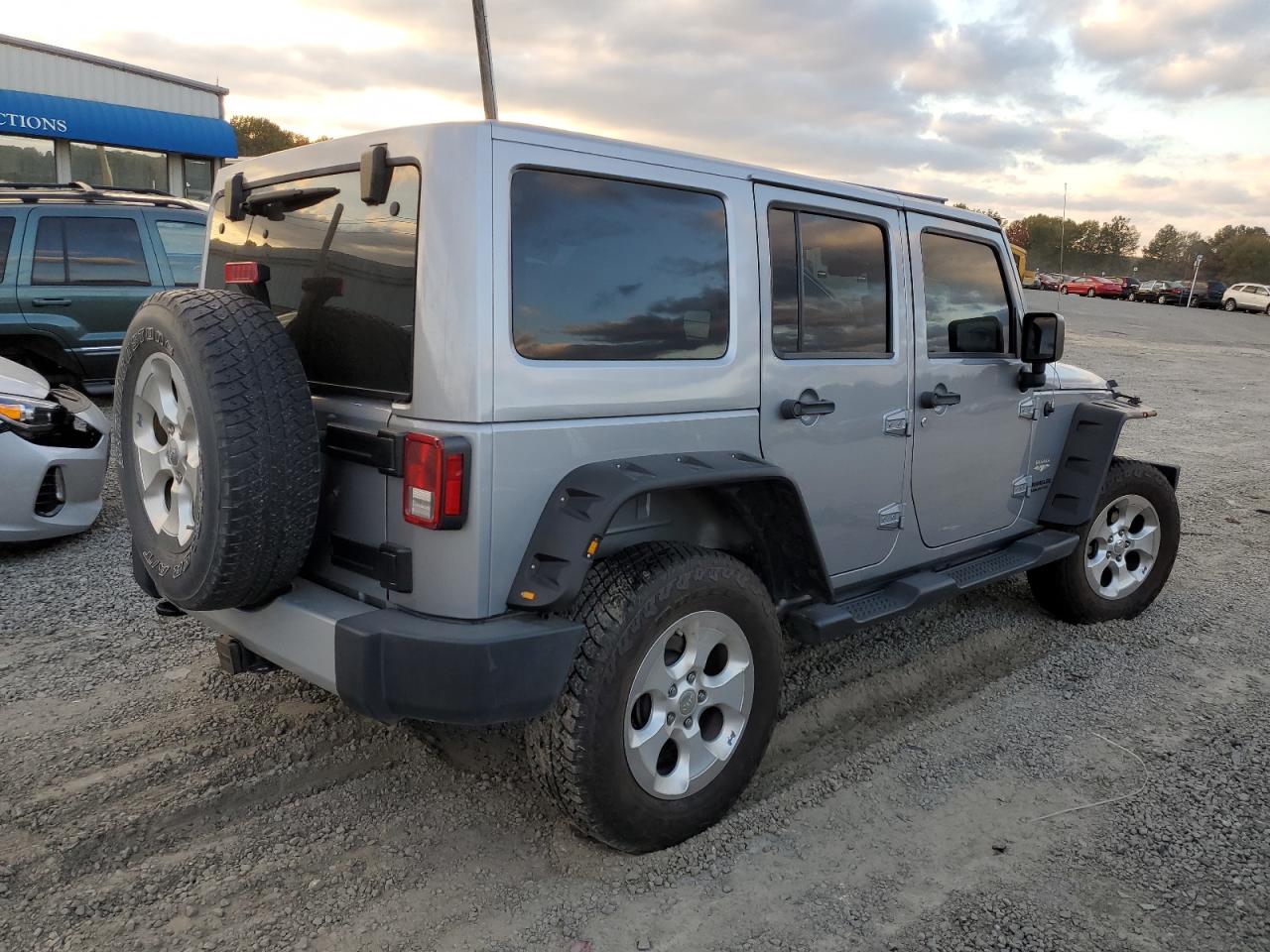 Изображение 3 2015 JEEP WRANGLER UNLIMITED SAHARA 2015 с VIN 1C4HJWEG2FL601085