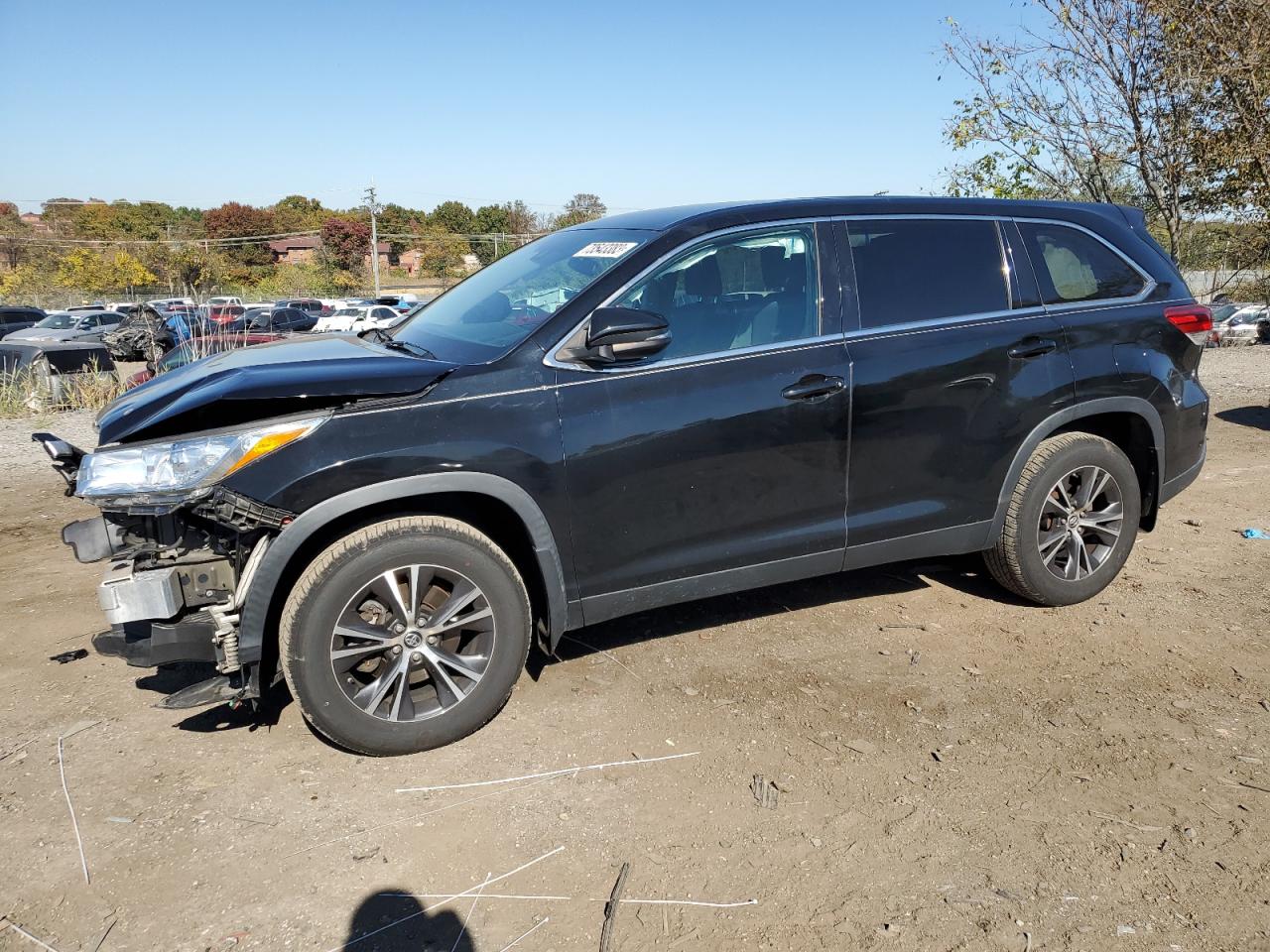 Image 1 of 2019 TOYOTA HIGHLANDER LE 2019 with VIN 5TDBZRFH3KS963197