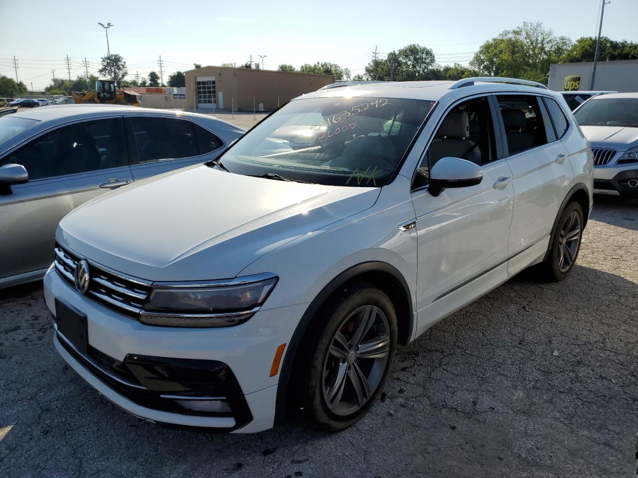 Image 2 of 2018 VOLKSWAGEN TIGUAN SEL PREMIUM 2018 with VIN 3VV4B7AX5JM190409