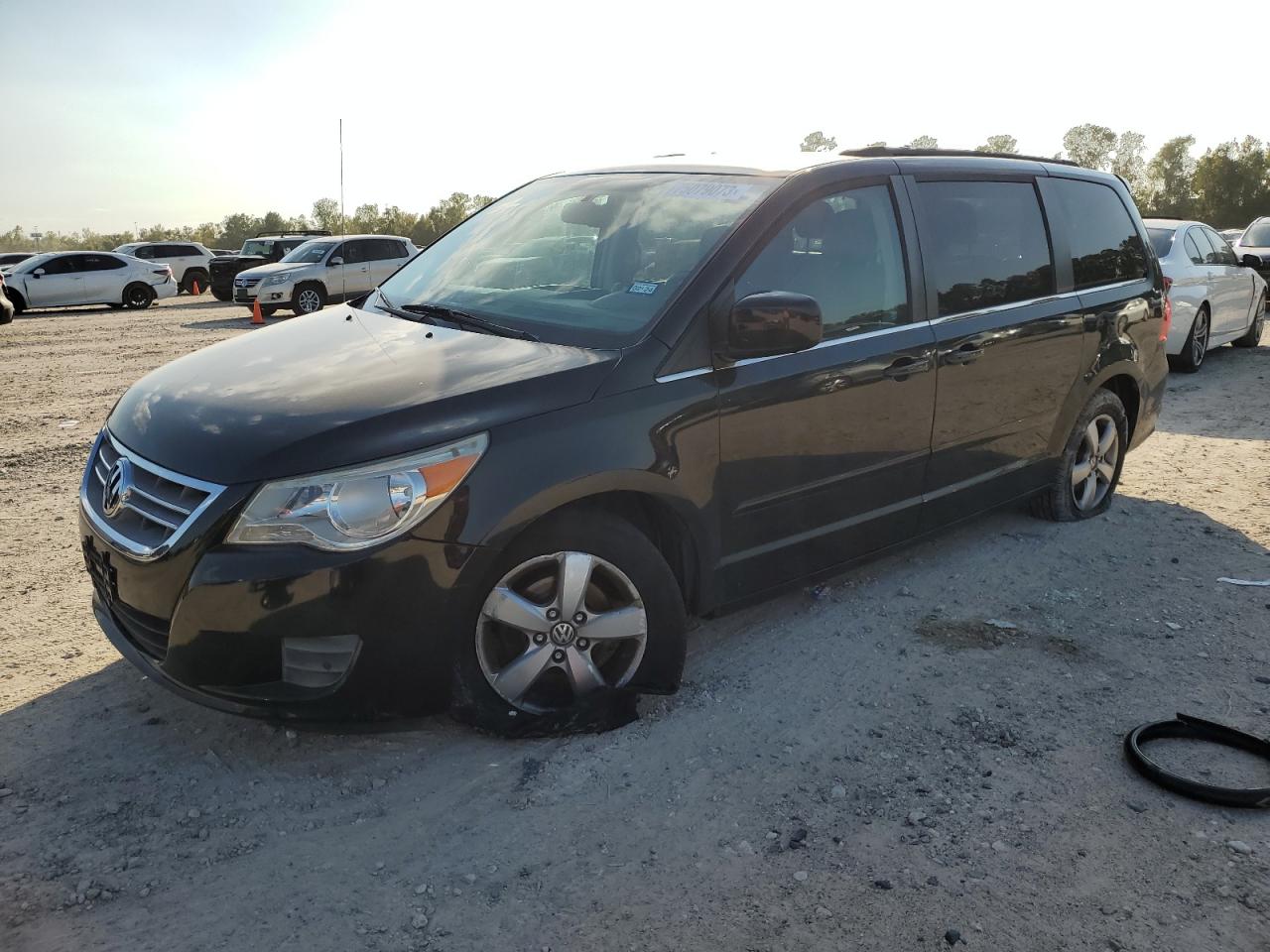 Image 1 of 2011 VOLKSWAGEN ROUTAN SE 2011 with VIN 2V4RW3DGXBR670328