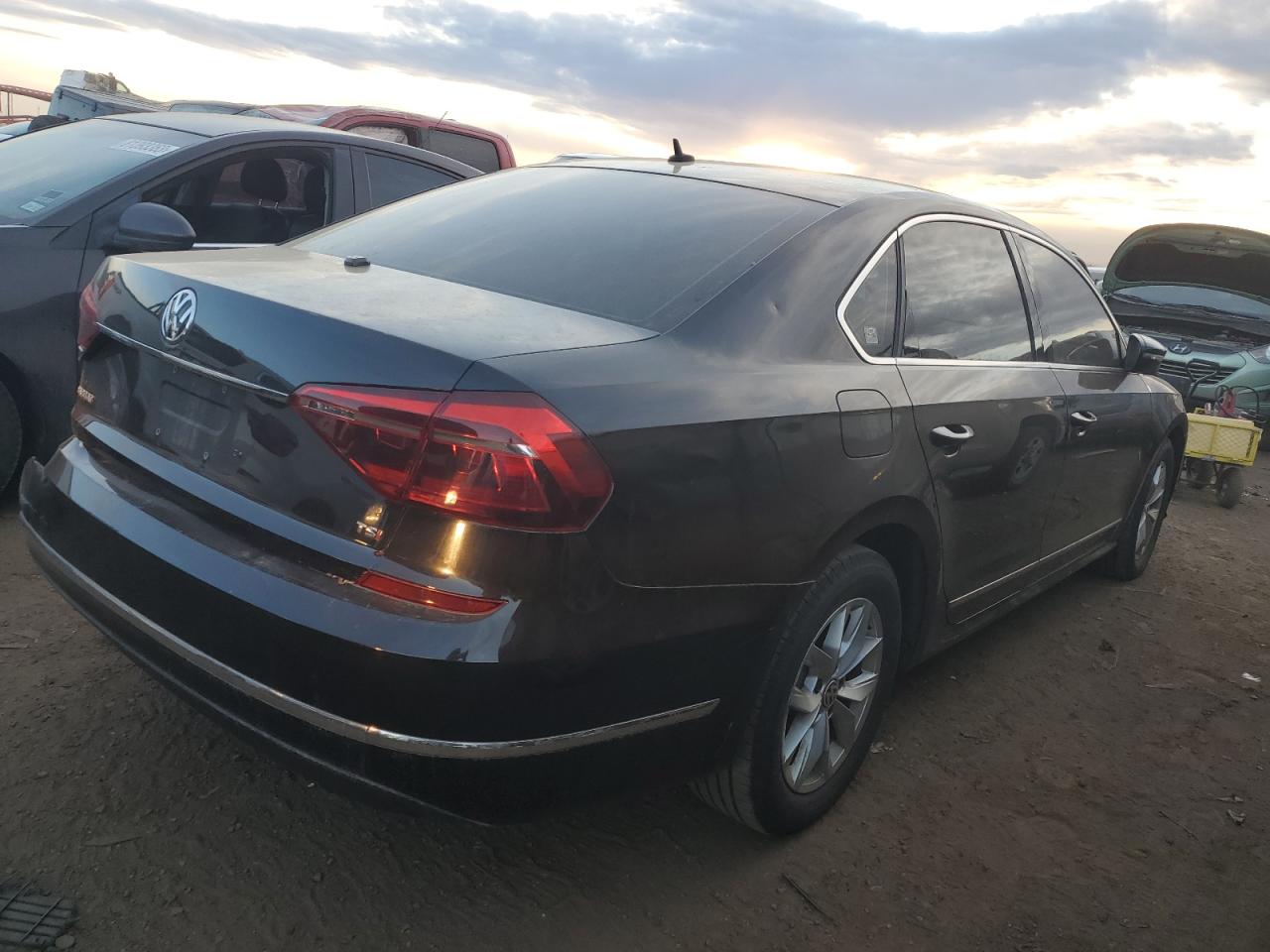 Изображение 3 2017 VOLKSWAGEN PASSAT S 2017 с VIN 1VWAT7A3XHC017151