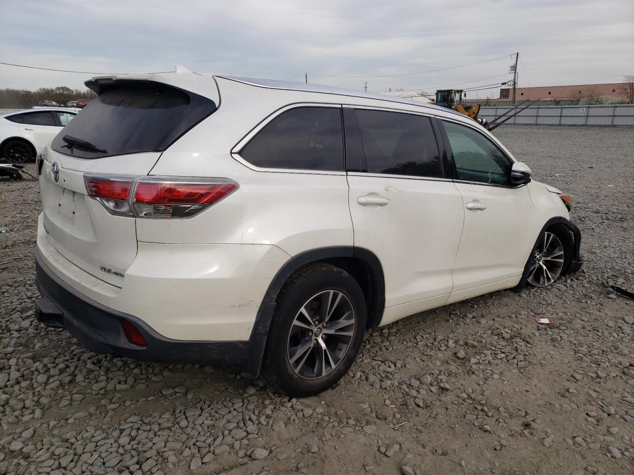 Image 3 of 2016 TOYOTA HIGHLANDER XLE 2016 with VIN 5TDJKRFH2GS251688