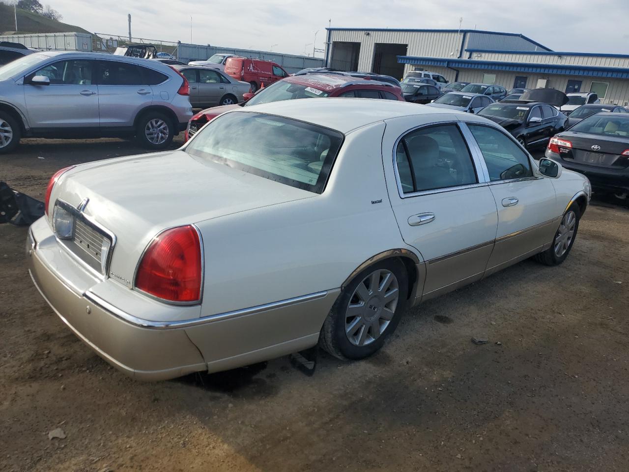 Image 3 of 2005 LINCOLN TOWN CAR SIGNATURE LIMITED 2005 with VIN 1LNHM82W15Y624935