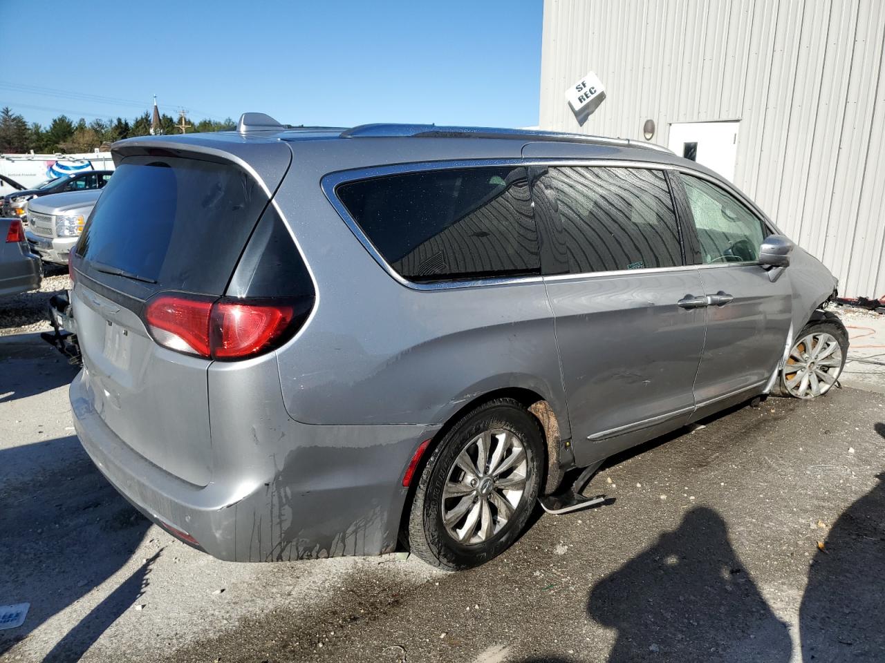 Image 3 of 2018 CHRYSLER PACIFICA TOURING L 2018 with VIN 2C4RC1BGXJR214175