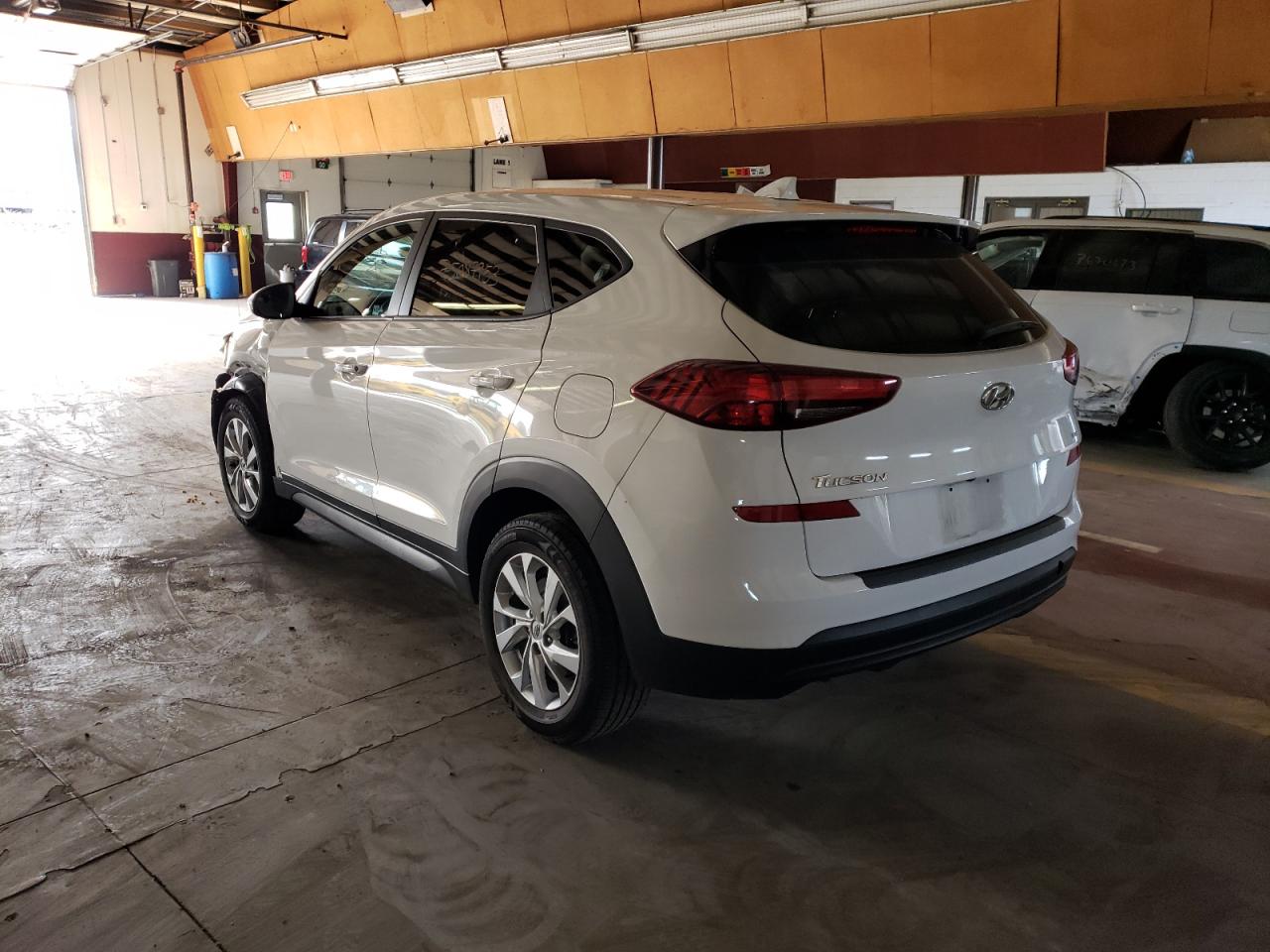 Изображение 2 2019 HYUNDAI TUCSON SE 2019 с VIN KM8J2CA44KU979997