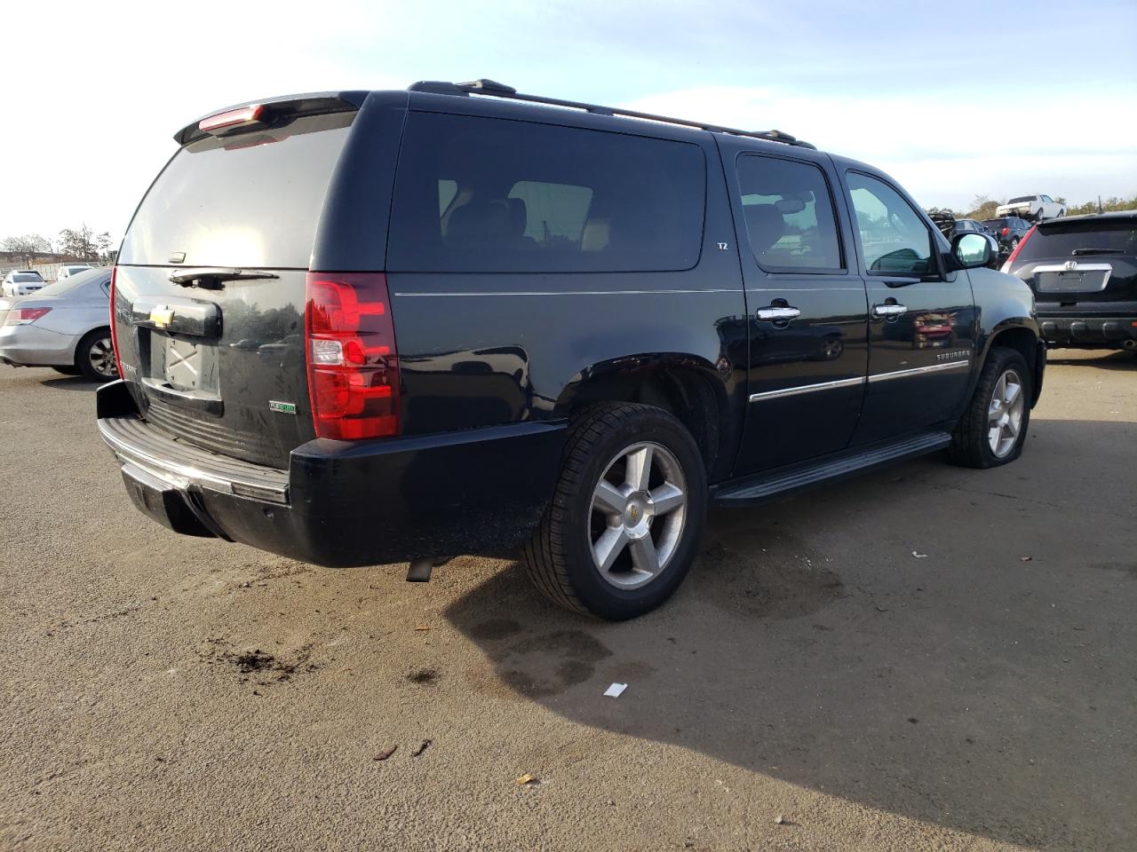 Image 3 of 2011 CHEVROLET SUBURBAN K1500 LTZ 2011 with VIN 1GNSKKE33BR375498