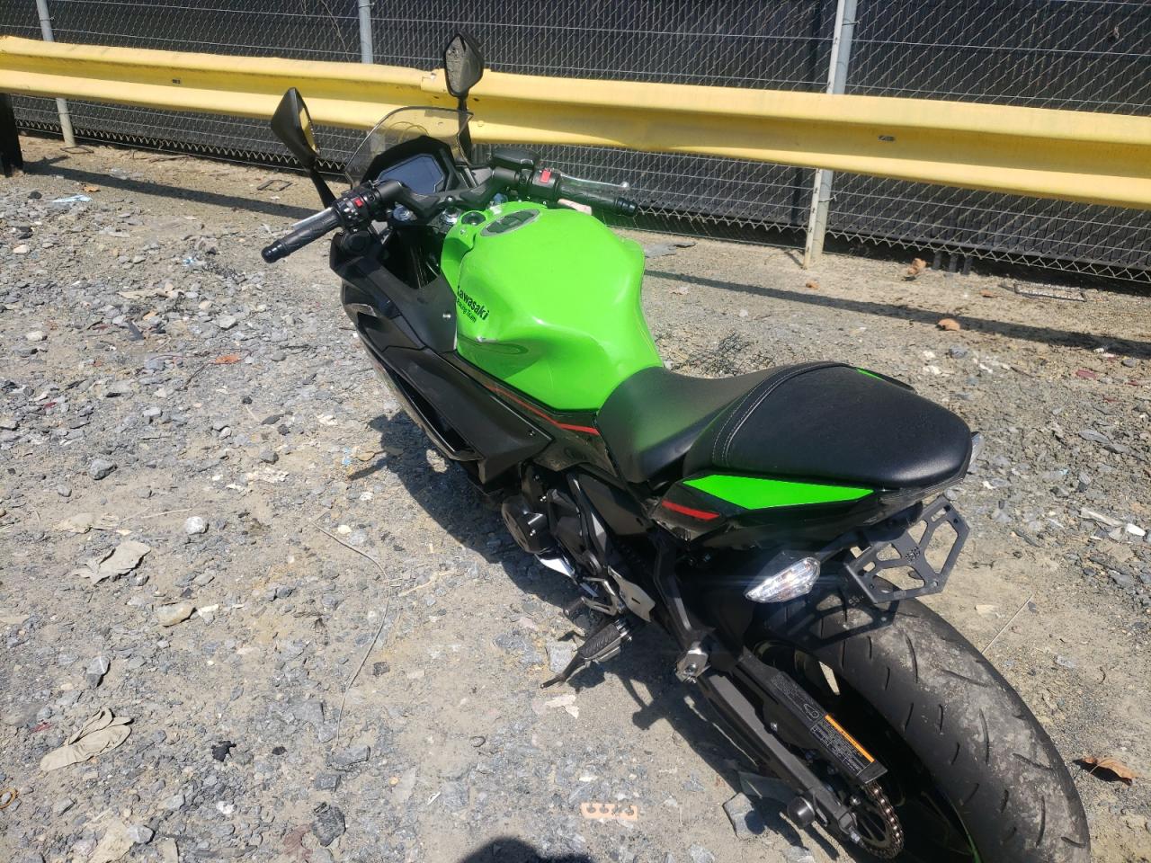 Obraz 3 z Kawasaki Ex650 N 2022 z VIN ML5EXEN11NDA76209