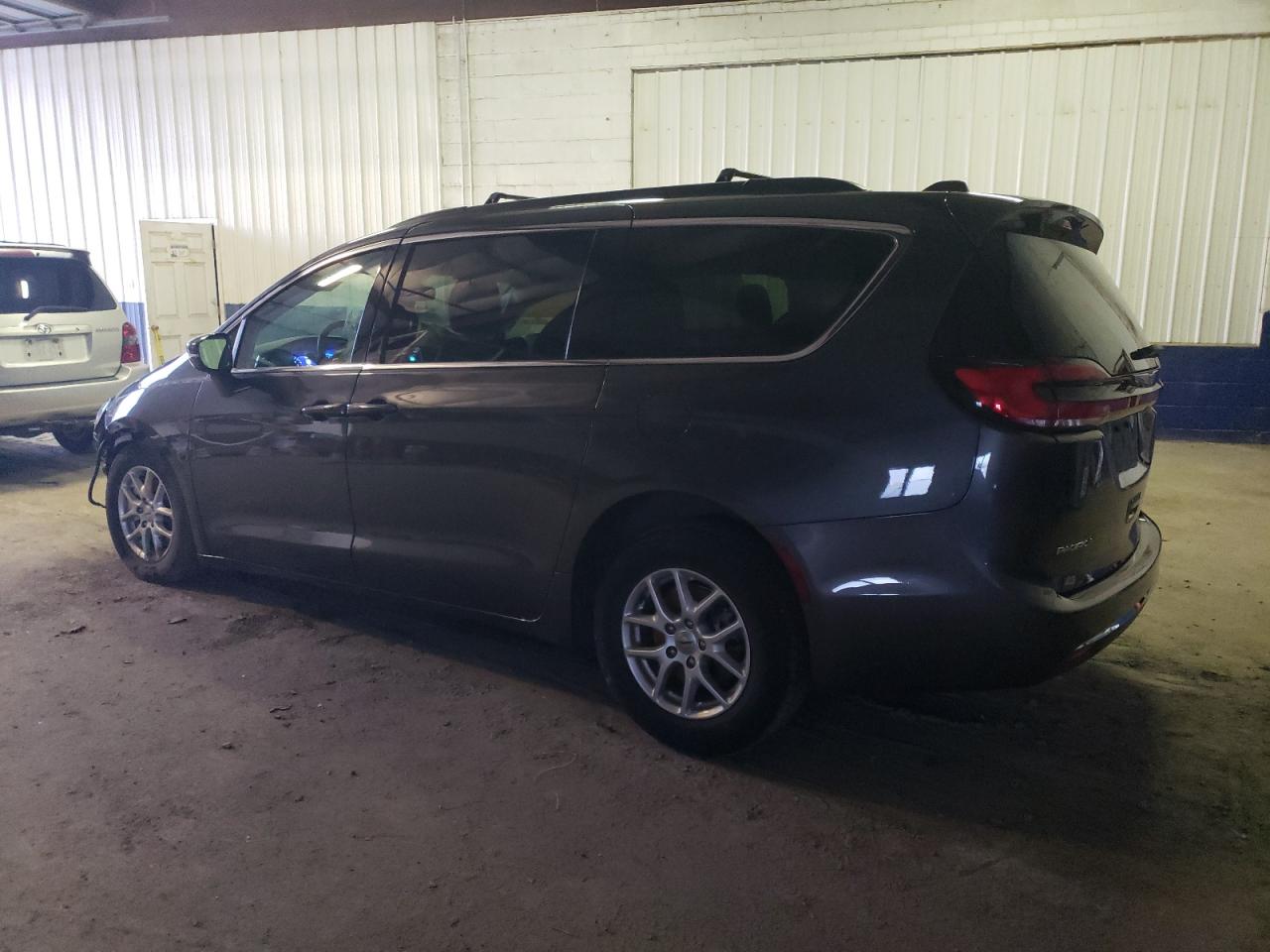 Изображение 2 2022 CHRYSLER PACIFICA TOURING L 2022 с VIN 2C4RC1BG3NR199167