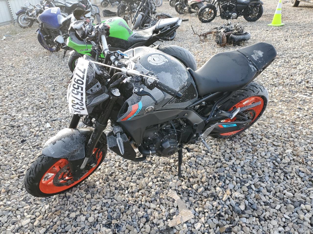 Obraz 2 z 2021 YAMAHA MT09  2021 z VIN JYARN71E2MA000377