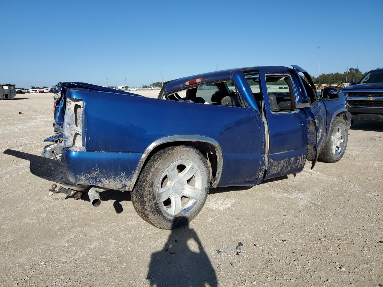 Image 3 of 2003 CHEVROLET SILVERADO C1500 2003 with VIN 2GCEC19V031123680