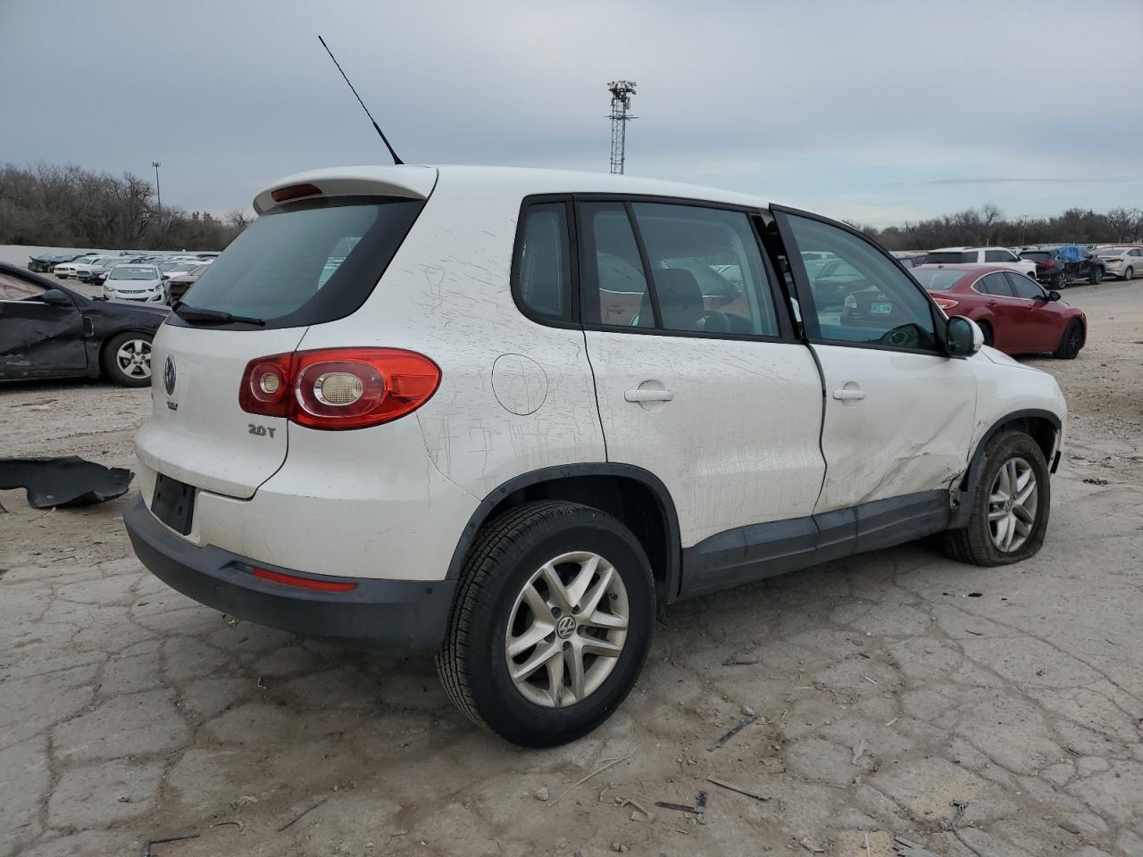 Obraz 3 z 2011 VOLKSWAGEN TIGUAN S 2011 z VIN WVGAV7AX6BW526137