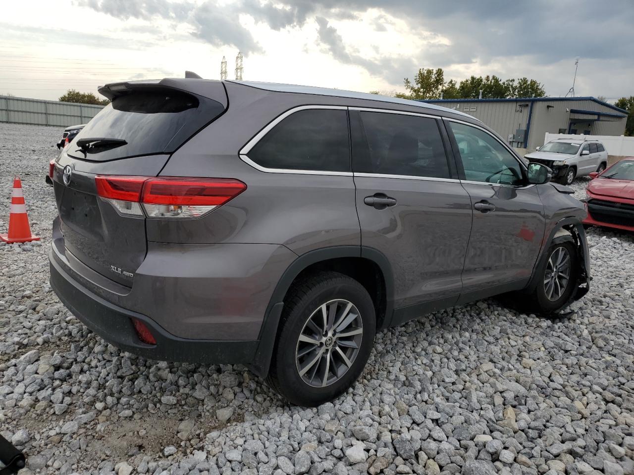 Изображение 3 2019 TOYOTA HIGHLANDER SE 2019 с VIN 5TDJZRFH5KS628969